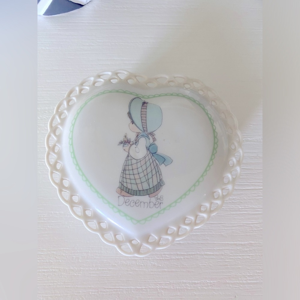VTG 1988 Precious Moments Milk Glass- December heart porcelain trinket box Cute